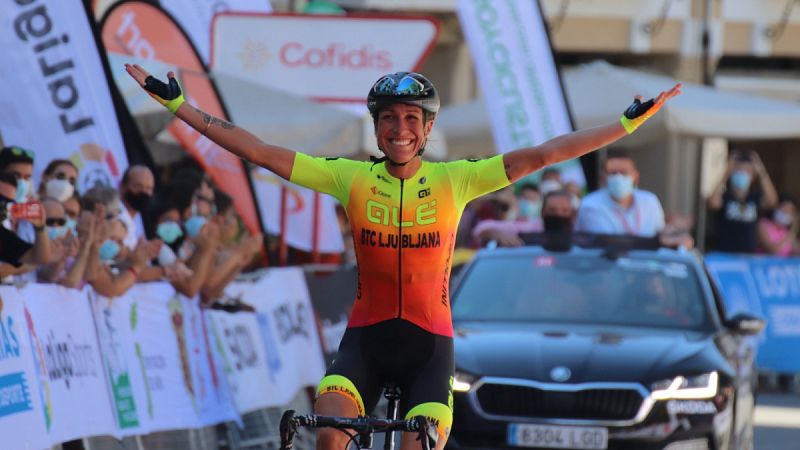 Vídeo: Mavi García domina la prueba en línea y logra el doblete