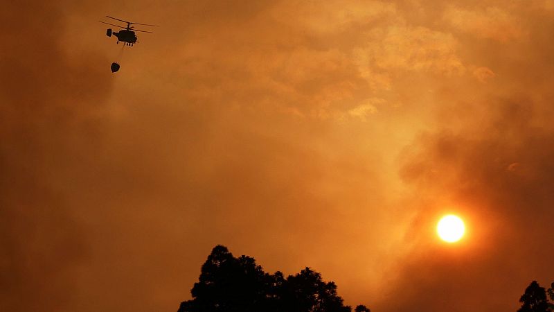 El incendio de La Palma sigue activo y obliga a evacuar a 300 vecinos
