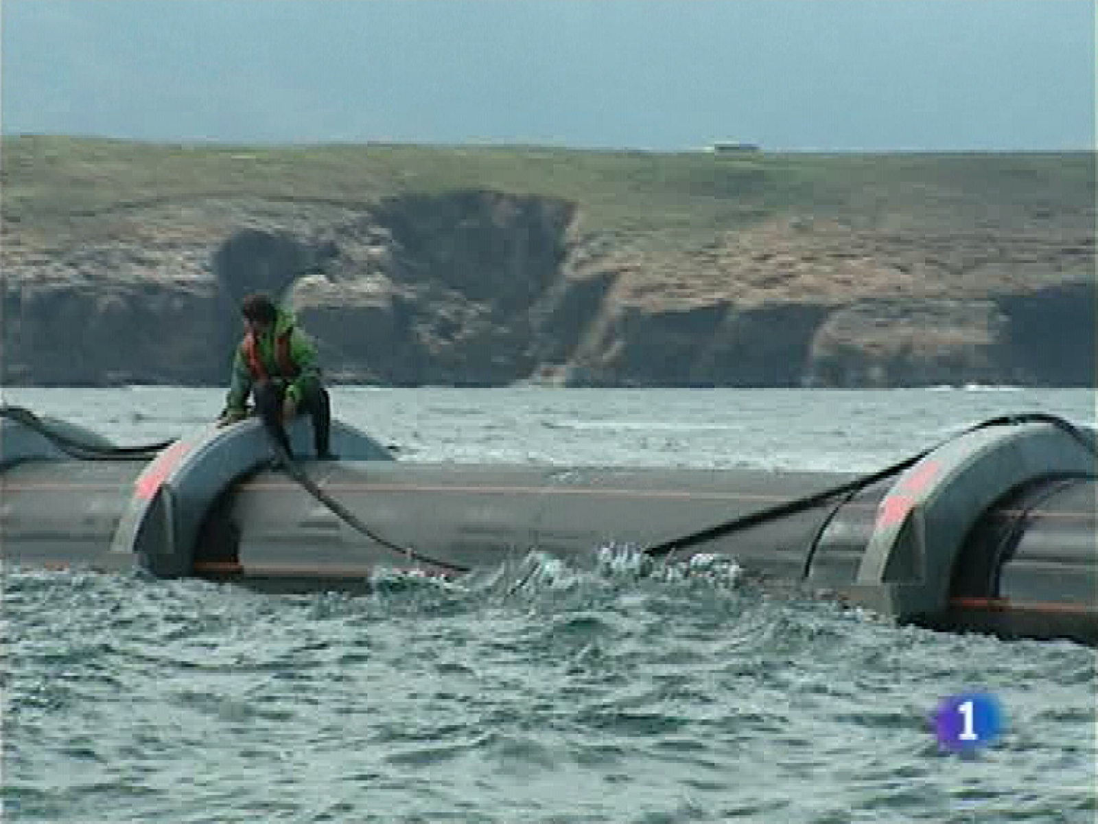   A principios del año que viene Avilés devolverá limpias al mar todas sus aguas residuales, tanto domésticas como industriales. Estos días se procede al fondeo de los últimos tramos del emisario submarino que completa el saneamiento integral de la ciudad.Los pescadores artesanales asturianos abandonan la costera del bonito. Iniciaron la temporada con capturas de unas tres toneladas diarias, pero en las últimas jornadas apenas pescan cincuenta kilos. El motivo es que los bancos de peces se han alejado del Cantábrico y hay que ir a buscarlos hasta cerca de Irlanda, con lo que ha dejado de ser rentable.