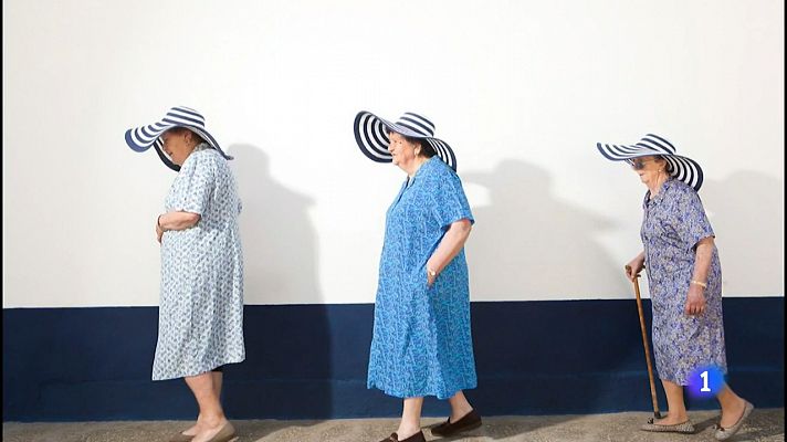 Telediario 1 - El tributo a la bata de la fotógrafa Lucía Herrero