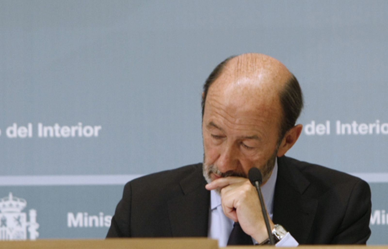 El ministro Rubalcaba ha dicho que si los populares tuvieran pruebas de esas escuchas, ya habrían acudido a los tribunales, y advierte a Mariano Rajoy que el Estado de Derecho no va contra el Partido Popular sino contra los corruptos.