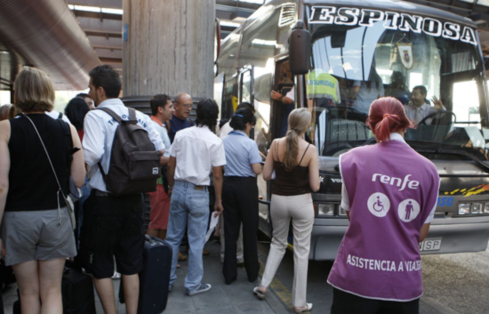  La línea del AVE lleva ya unas 18 horas interrumpida. Los operarios trabajan en el tramo donde se han producido las inundaciones, entre los municipios de Yeles y La Sagra, en Toledo. Se calcula que la interrupción del servicio ha afectado desde anoche a unos nueve mil pasajeros que tenían previsto viajar en trenes de alta velocidad, media o larga distancia entre Madrid y Sevilla, Málaga, Córdoba, Toledo, Ciudad Real o Puertollano. Renfe ha establecido un plan alternativo de autobuses para cubrir el tramo cortado a los viajeros con reserva. 