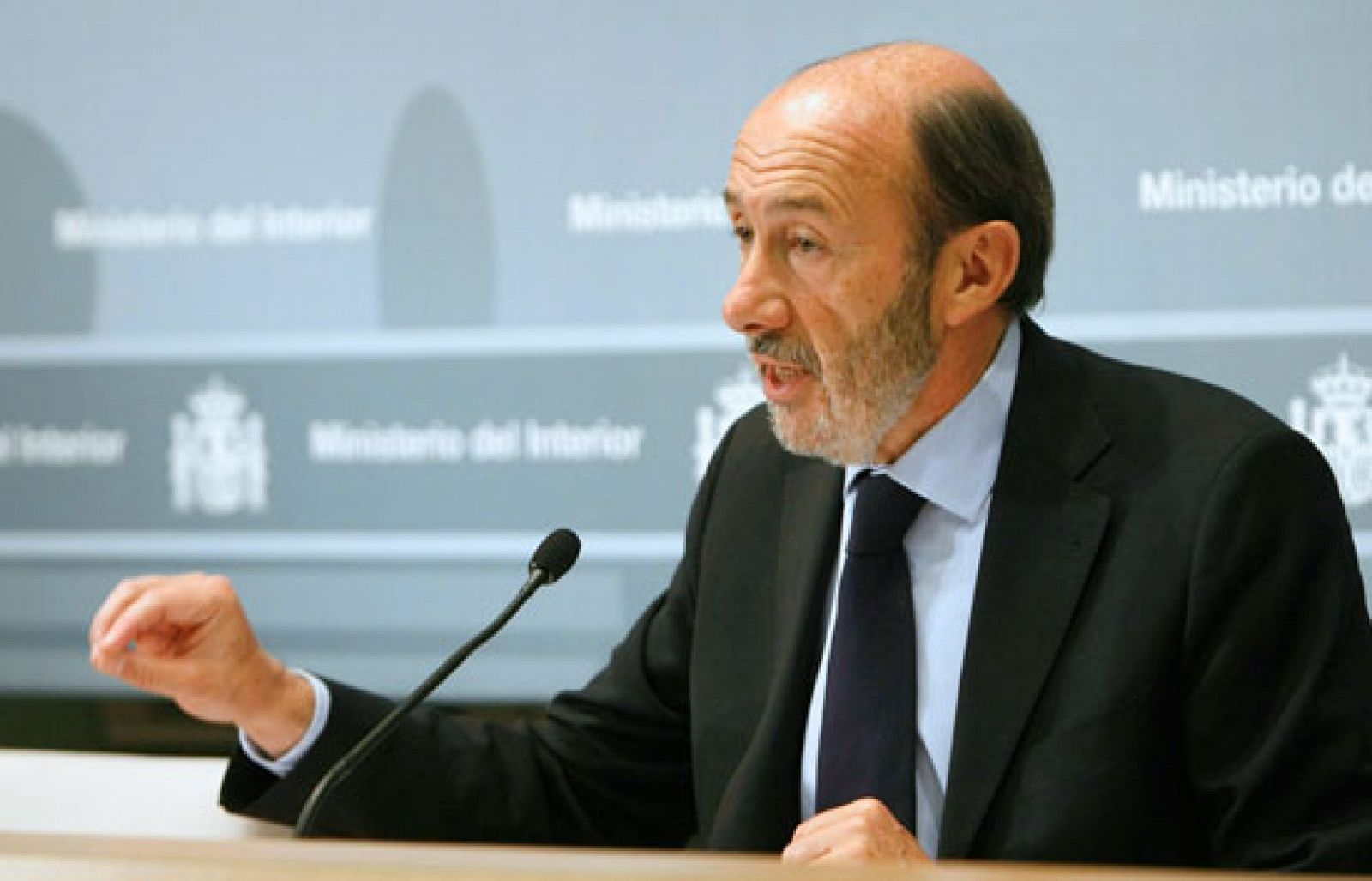 Rubalcaba califica de "rotundamente falsa" e "infamia gravísima" la denuncia del PP de escuchas ilegales