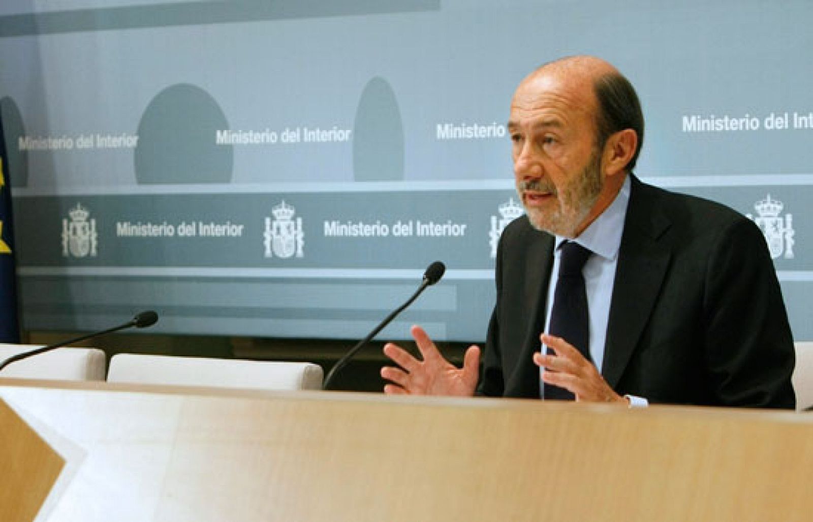 Pérez Rubalcaba ha confirmado que fueron cuatro las bombas que la banda terrorista ETA hizo estallar el domingo en Mallorca y no tres, como se creyó inicialmente.