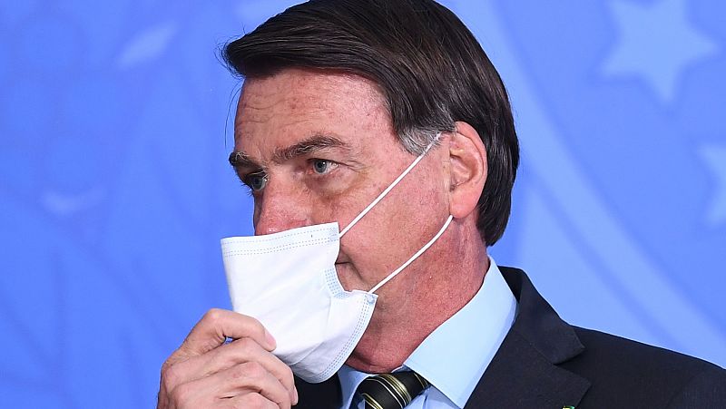 Bolsonaro amenaza con agredir a un periodista al ser preguntado por un caso que salpica a su mujer