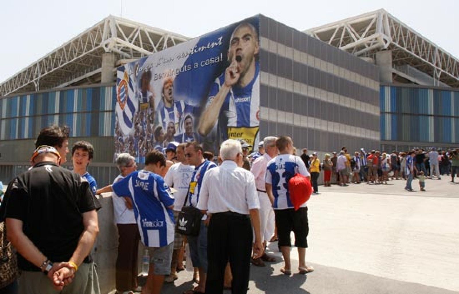El cadáver de Jarque llegó esta madrugada a Barcelona después de duros trámites para agilizar su repatriación. Miles de aficionados se han acercado a la capilla ardiente del jugador, instalada en el estadio de Cornellà-El Prat.