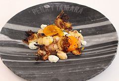 Chopitos con alcachofa frita y yema curada