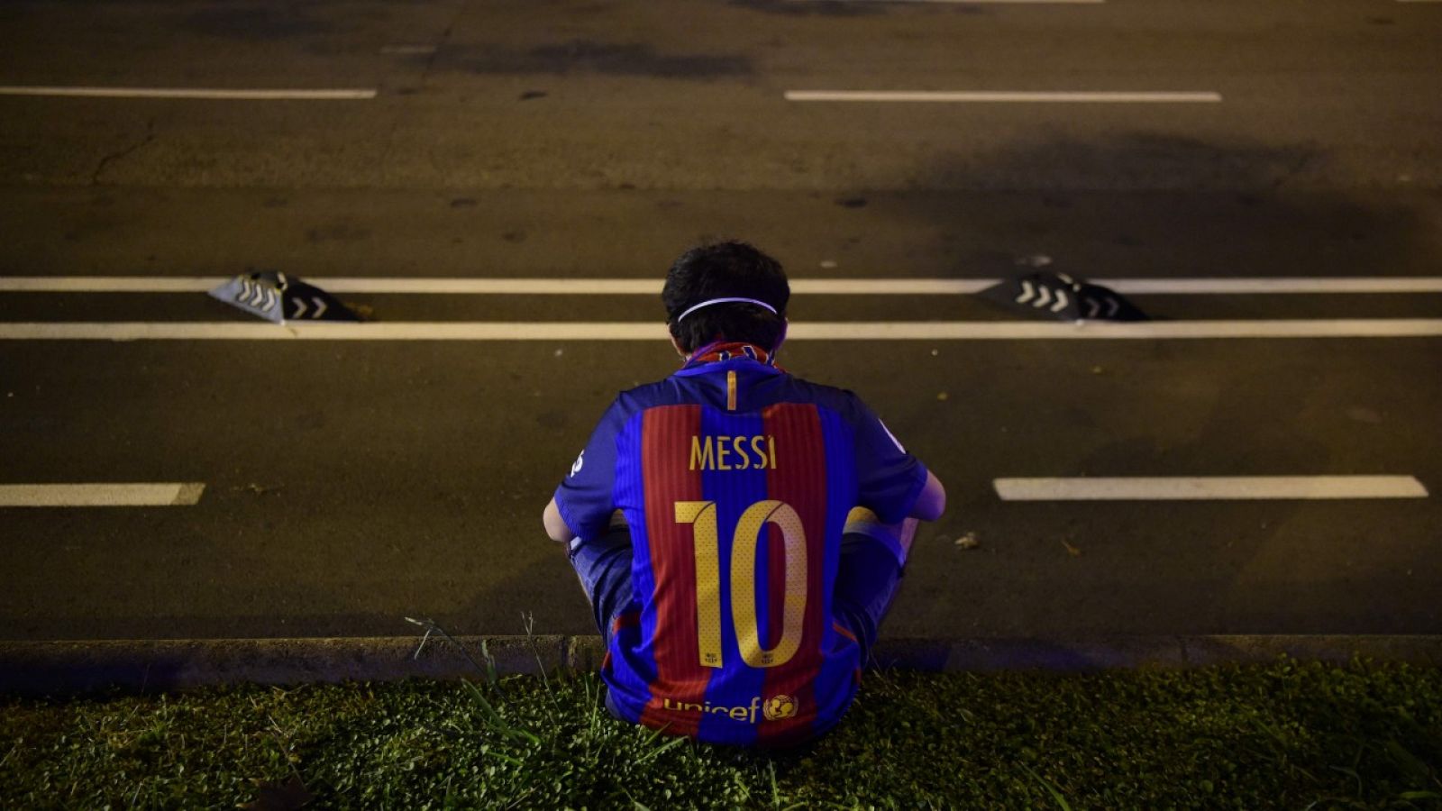 La relación de Messi con el Barça cae en papel mojado