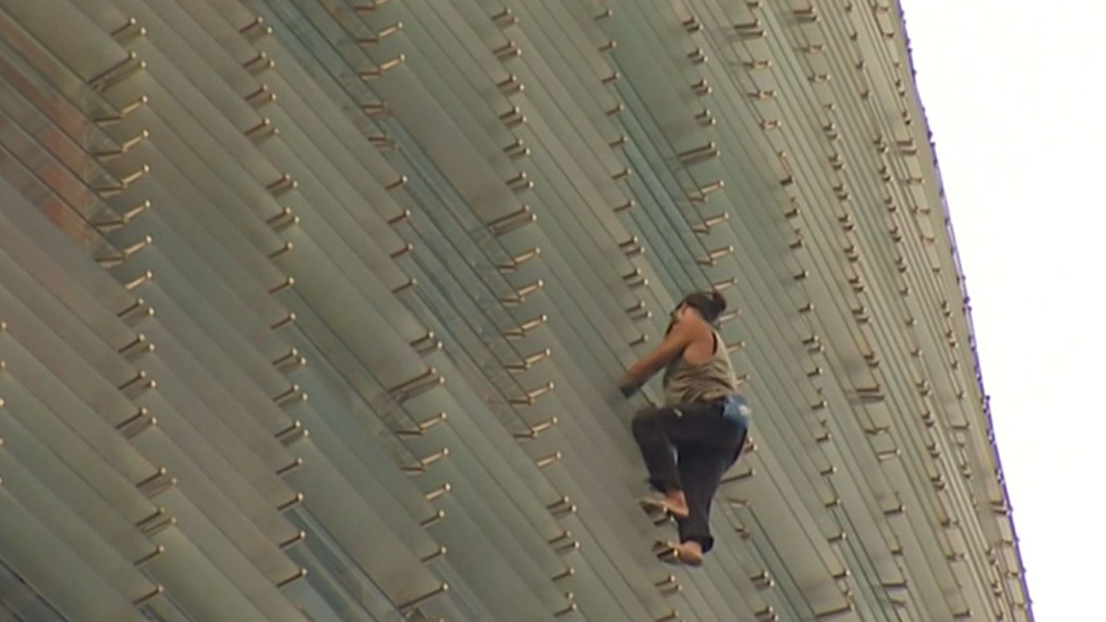 Un hombre escala sin cuerdas de seguridad la Torre Glòries de Barcelona | Ver