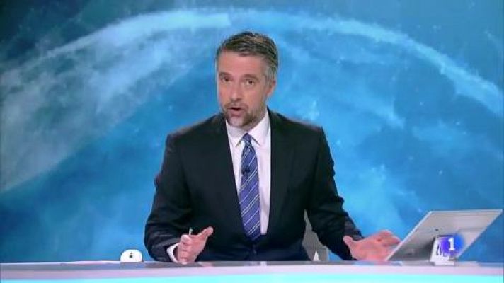 Telediario 1 - Un hombre escala sin cuerdas de seguridad la Torre Glòries de Barcelona