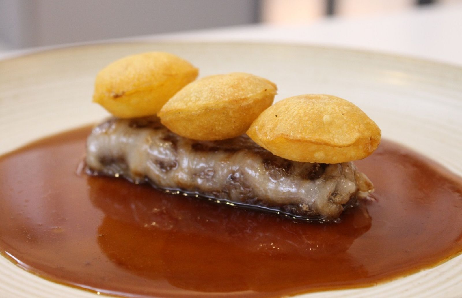 Rabo de ternera en crépinette con patata suflé