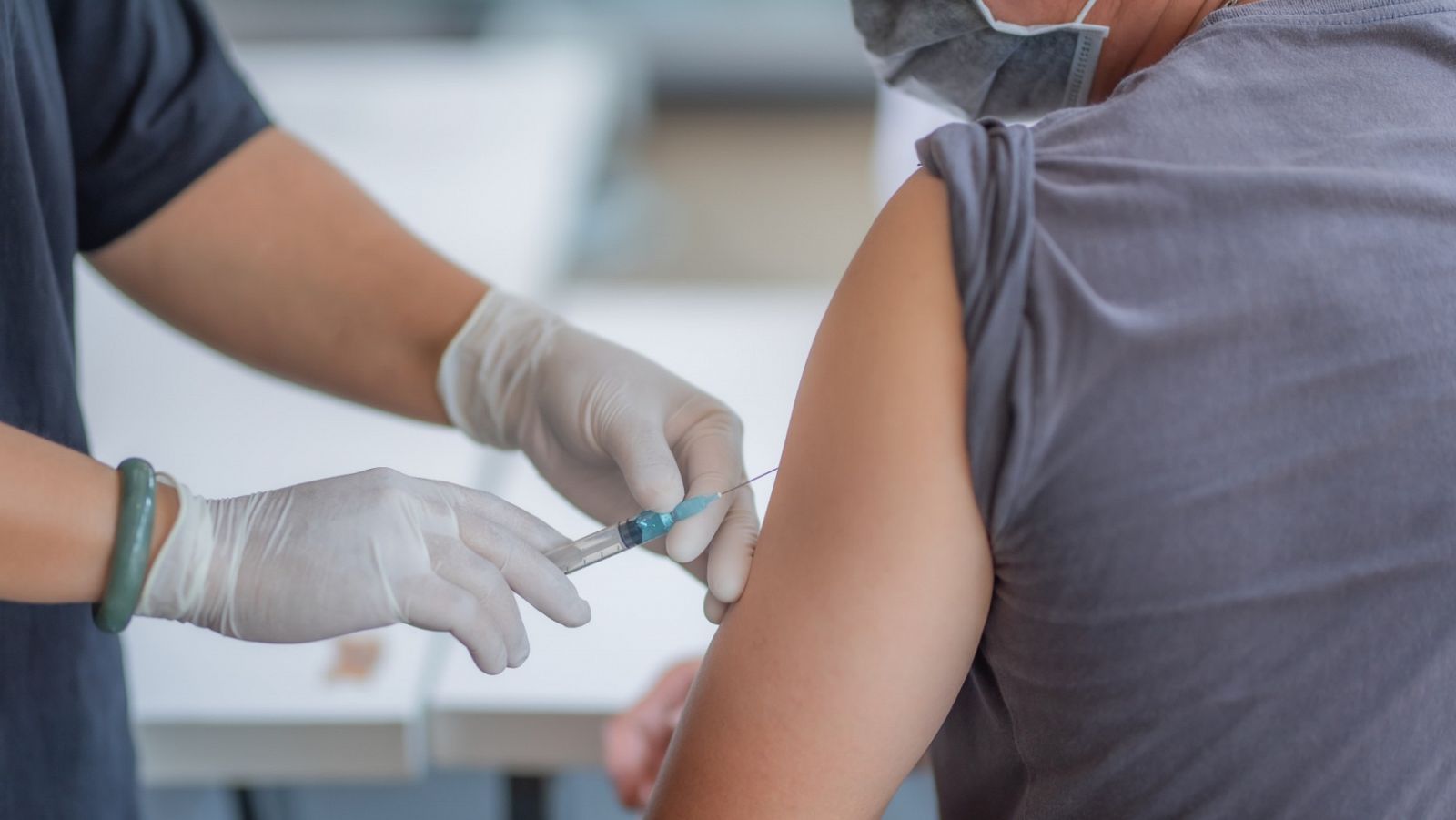 España autoriza el primer ensayo clínico en humanos de una vacuna contra el  coronavirus - RTVE.es