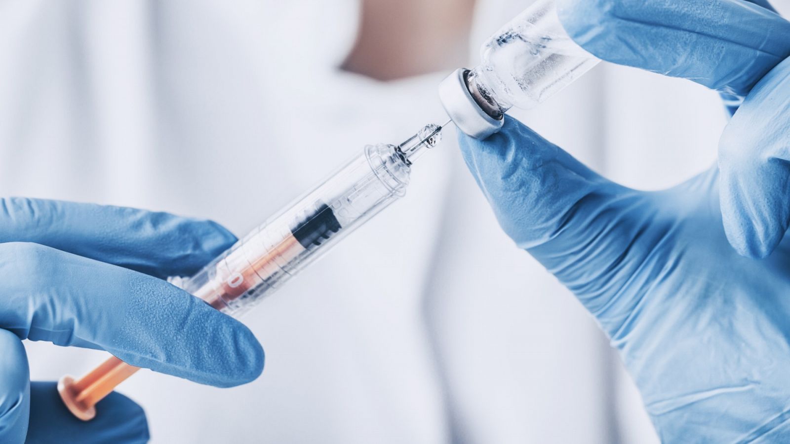 Tres dosis, en voluntarios sanos, desde mediados de septiembre: las claves del ensayo clínico en humanos de la vacuna contra el coronavirus en España