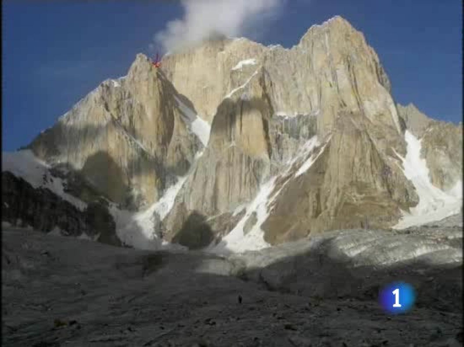 El montañero español Óscar Pérez se encuentra atrapado a 6.300 metros de altura en el Latok II, una montaña de Pakistán. Su compañero y un estadounidense comenzarán a subir la pared donde se encuentra para intentar su rescate.  