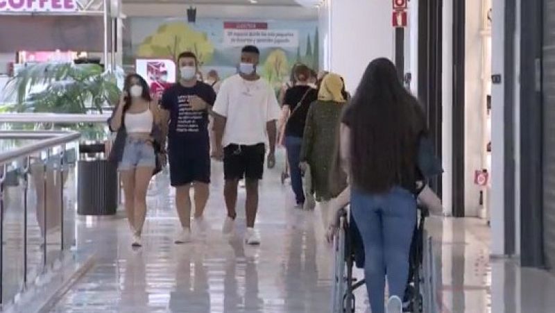 Los centros comerciales no recuperan la cifra de visitantes previa a la pandemia | Ver