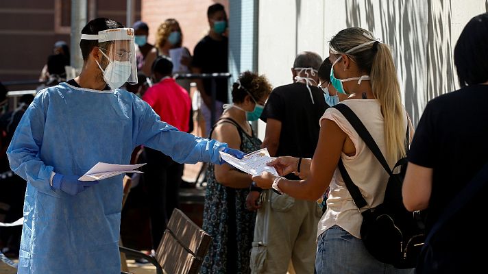 Sanidad suma 9.779 contagios y las comunidades endurecen las restricciones