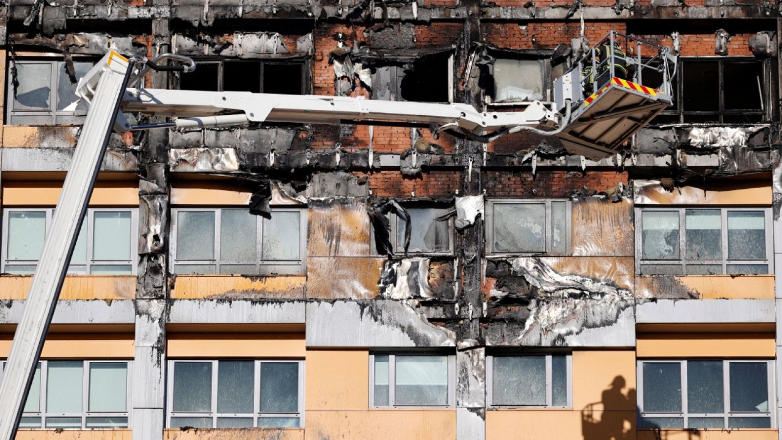 Un gran incendio devora los pisos superiores de una torre del norte de Madrid