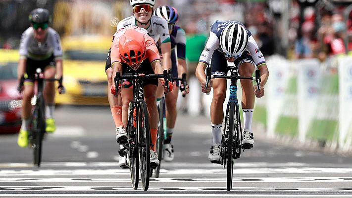 Elizabeth Deignan se impone en un ajustado 'sprint' a la defensora del título, Marianne Vos