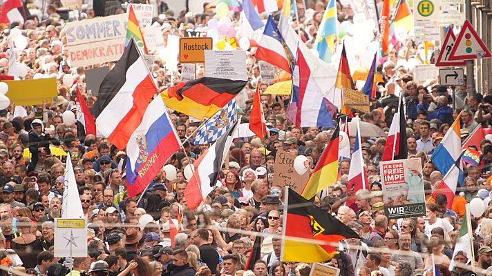 Telediario 1 - La Policía dispersa en Berlín una marcha negacionista