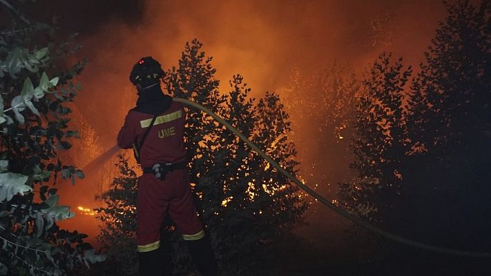 Telediario 1 - El incendio en Huelva afecta 9.000 hectáreas y obliga a desalojar a 2.400 personas mientras sigue fuera de control