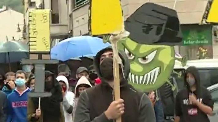 Telediario 1 - Concentración en Alsasua en contra de la presencia de la Guardia Civil en Navarra