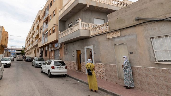 Telediario 1 - Una mujer muere apuñalada presuntamente por su pareja en Águilas