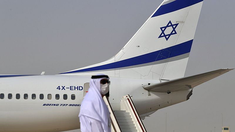 Israel y Emiratos buscan acuerdos económicos, tras el primer vuelo comercial entre sus territorios