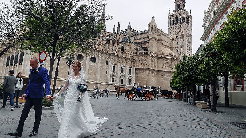 Andalucía reduce el aforo en bodas y Salamanca y Valladolid restringen velatorios y reuniones sociales