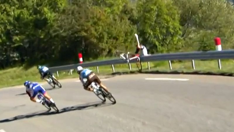 Caída de Tiesj Bennot (Sunweb) en la etapa 4