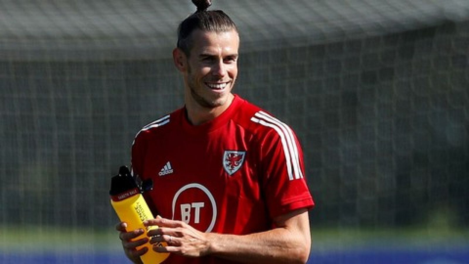 Gareth Bale sonríe con Gales y bromea con el golf - Informativo 24h | Ver