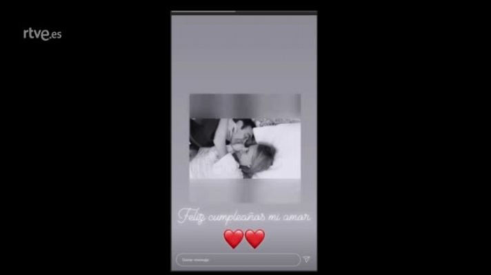 Gente y tendencias - Enrique Ponce y Ana Ponce, acostados comiéndose a besos