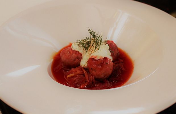 Sopa borsch con albóndigas de cerdo 