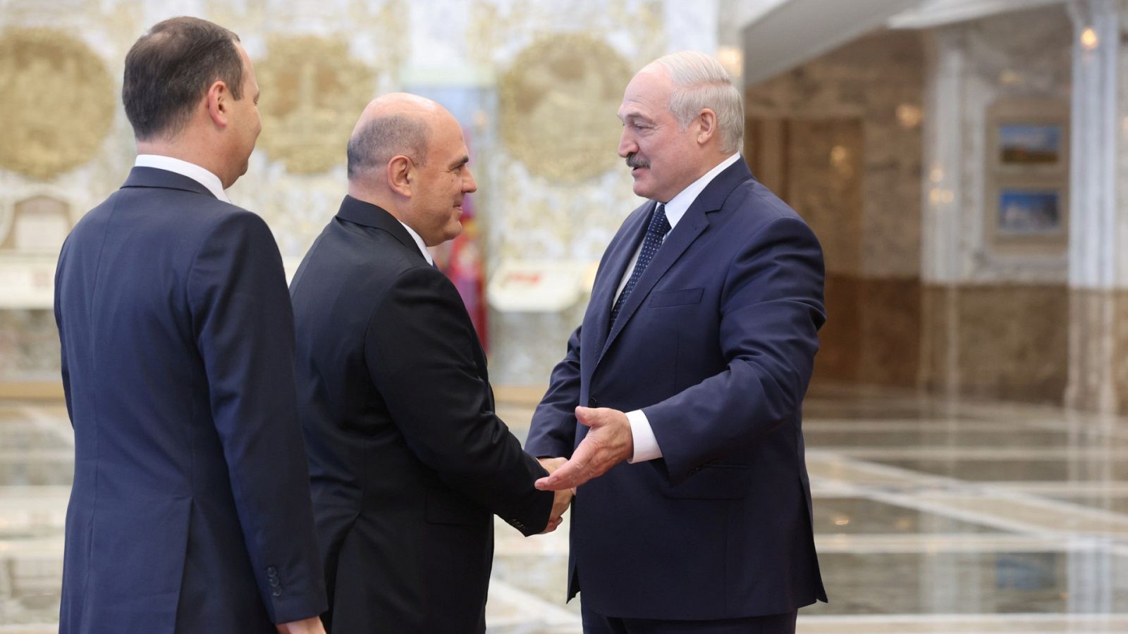 Lukashenko releva a altos cargos ante la visita de ministros rusos