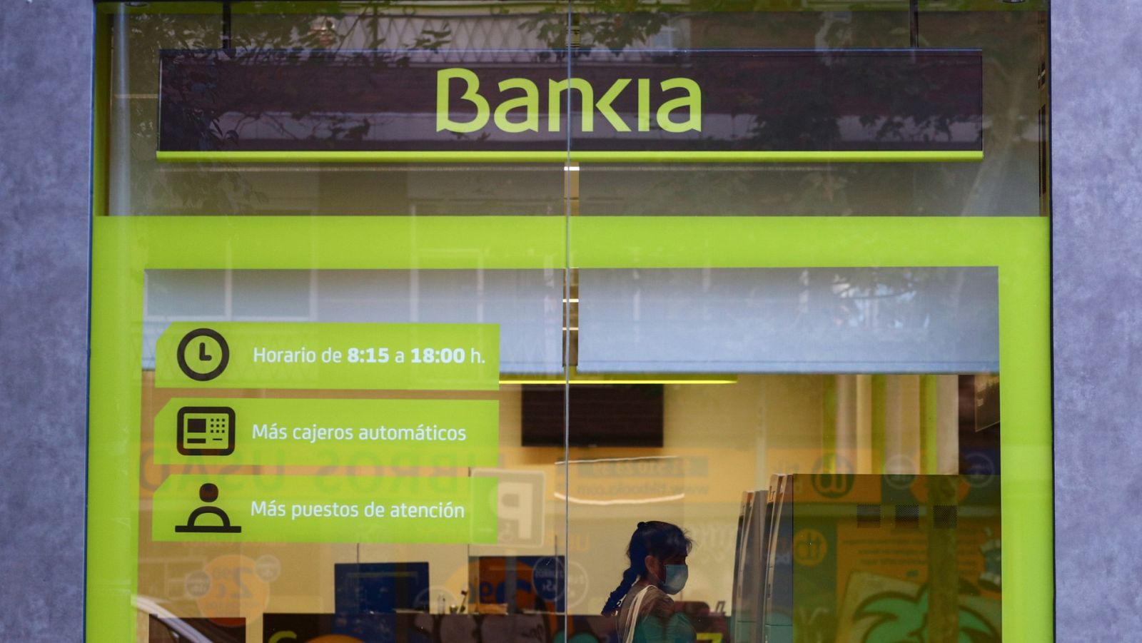 Bankia y CaixaBank son "complementarias" y la fusión no reducirá mucho empleo