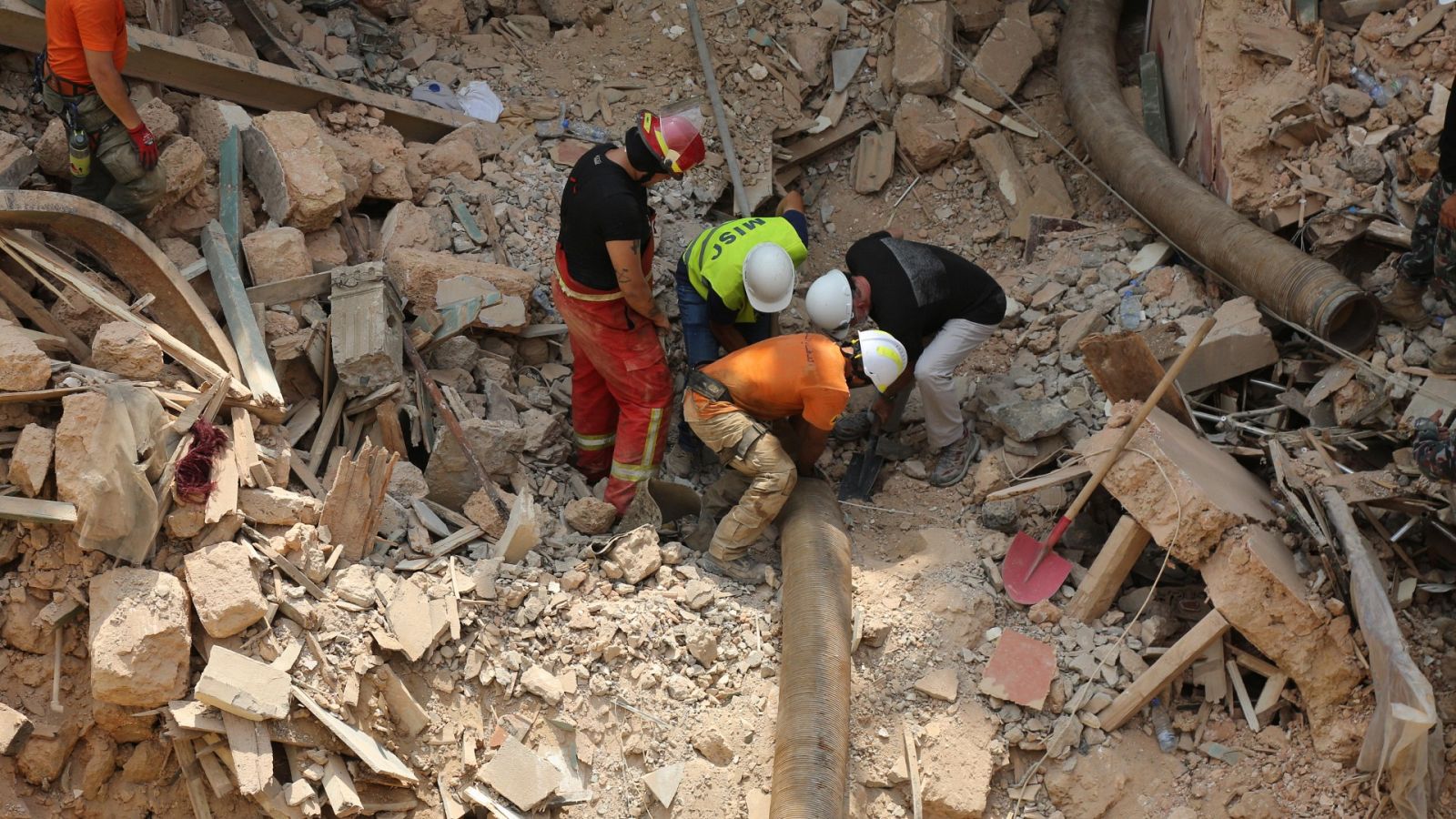 Continúan las labores de búsqueda en Beirut un mes después de la explosión