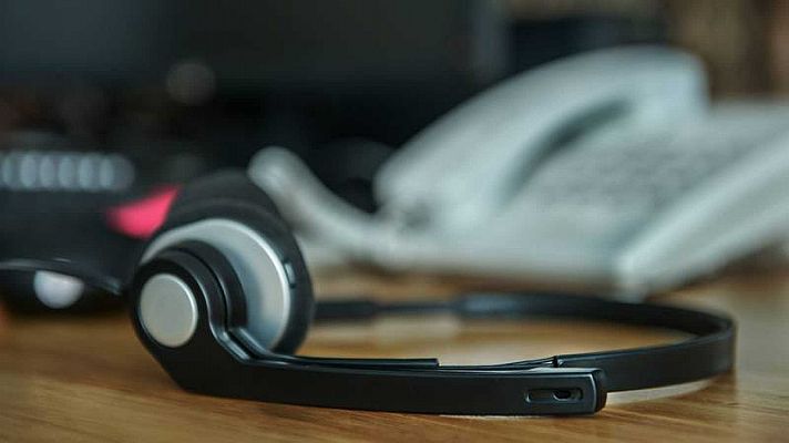 Telediario 1 - El Gobierno prohibirá el uso de los 902 en los servicios de atención al cliente