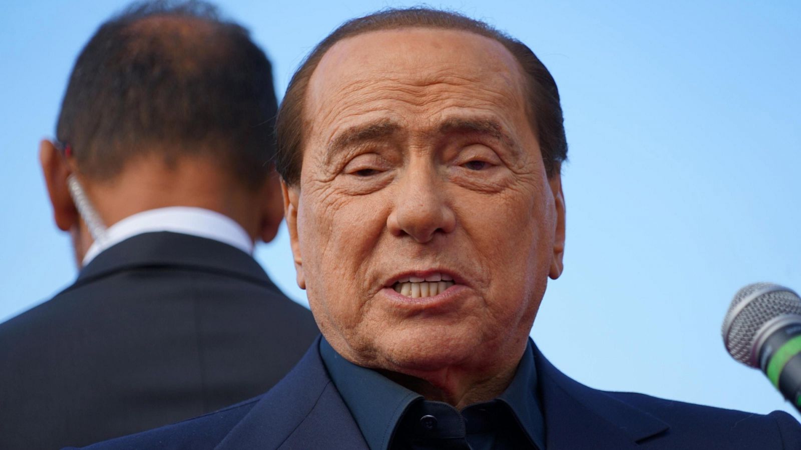 Berlusconi permanece ingresado con neumonía tras dar positivo por coronavirus, aunque su estado no es grave
