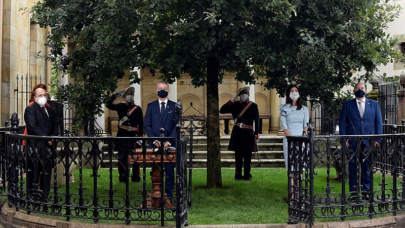 Urkullu jura su cargo ante el árbol de Gernika, en una ceremonia condicionada por las medidas anti-COVID-19