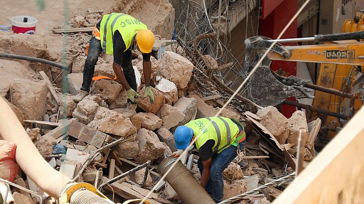 Los equipos de rescate intensifican la búsqueda de supervivientes en Beirut