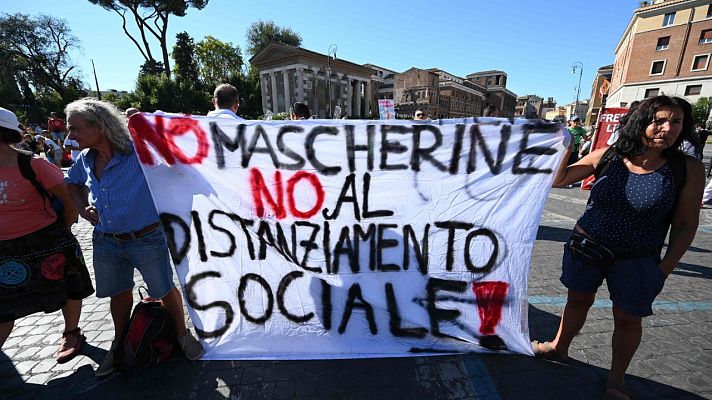 Manifestaciones negacionistas del coronavirus y contra las restricciones por la pandemia en Roma y Edimburgo