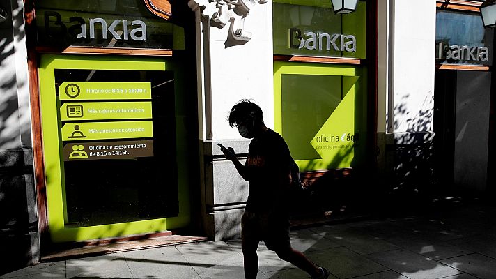 Telediario 1 - CaixaBank y Bankia abren la puerta a una nueva ola de fusiones bancarias