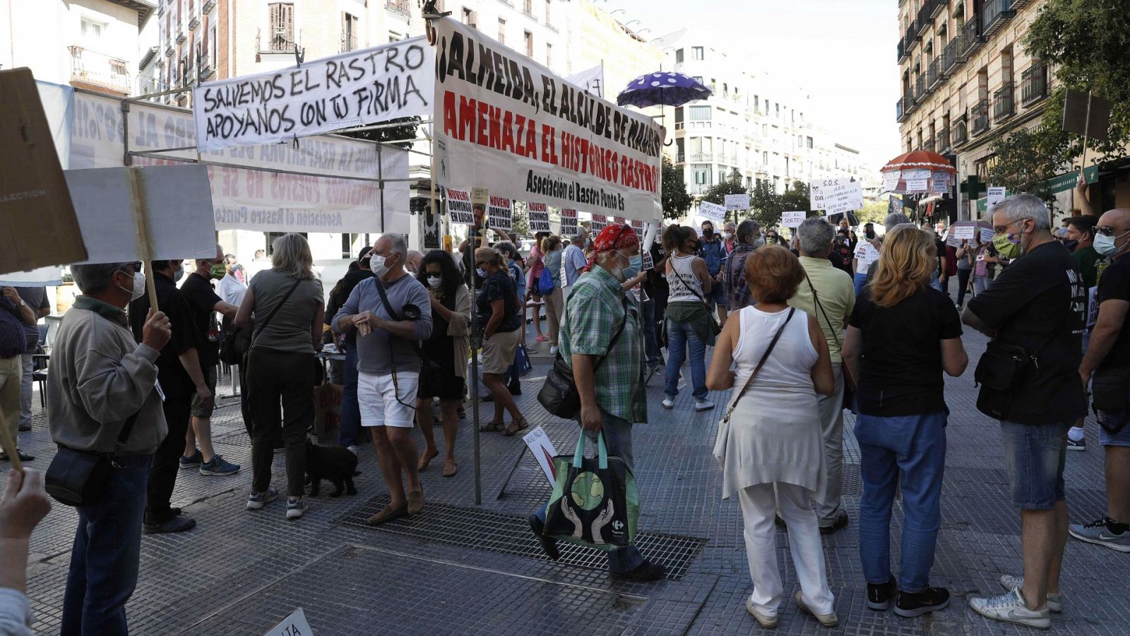 Coronavirus | Décimo domingo de manifestación por el Rastro de Madrid
