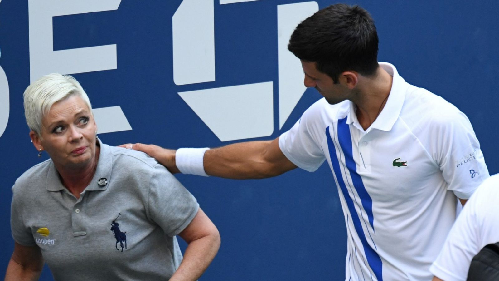 NUEVO ESCÁNDALO de Djokovic: Le pegó un pelotazo en la garganta a una jueza de línea