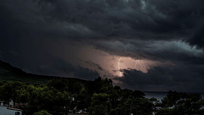 Chubascos y tormentas localmente fuertes en Baleares y Cataluña - Ver ahora