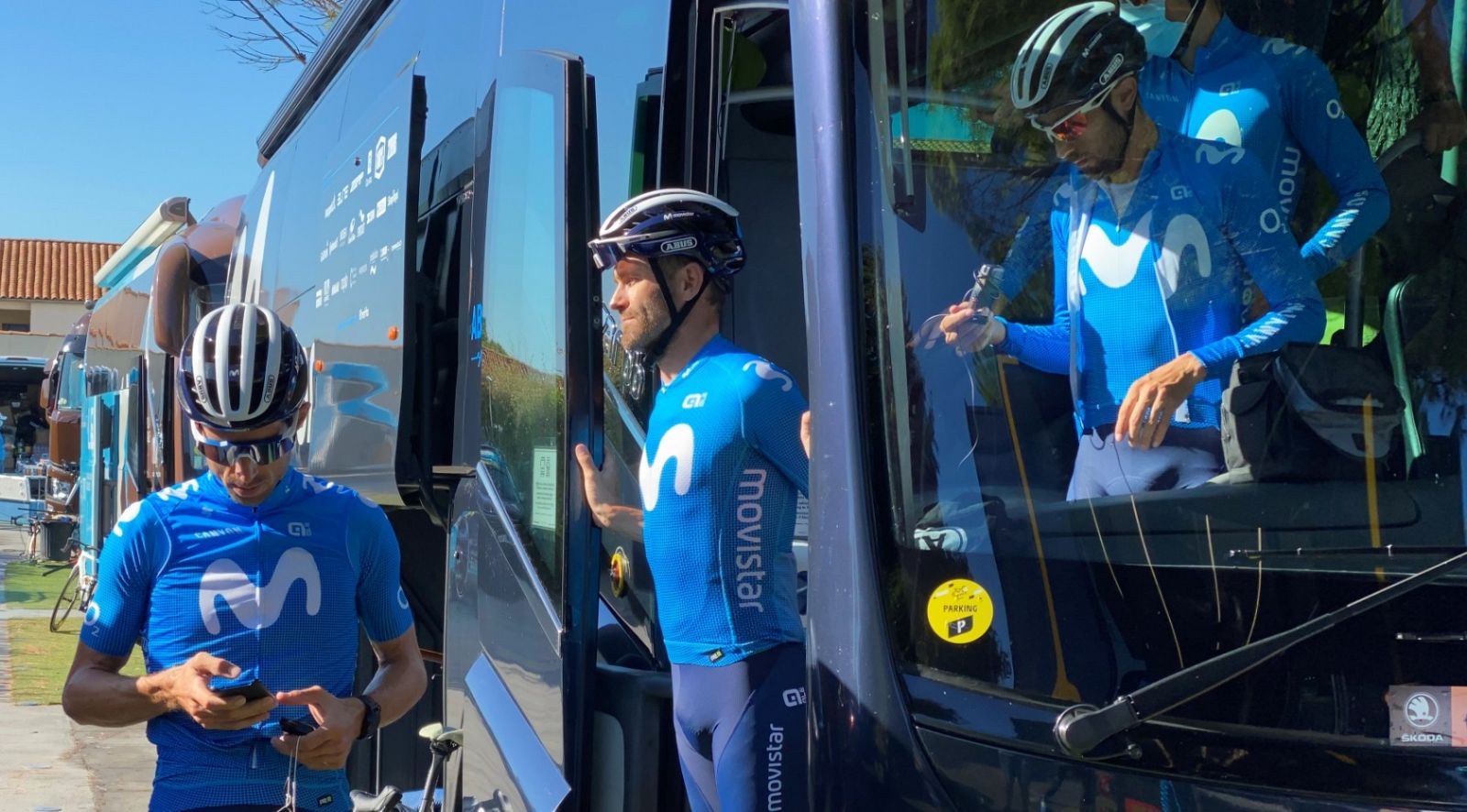 Los ciclistas del Movistar superan los test PCR y siguen en el Tour