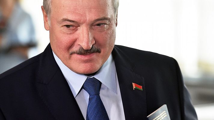 Telediario 1 - Lukashenko admite que puede que haya estado "demasiado" en el poder