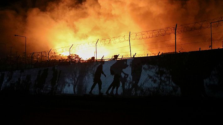 Miles de refugiados, evacuados por un incendio en el campo de refugiados de Moria, en Grecia