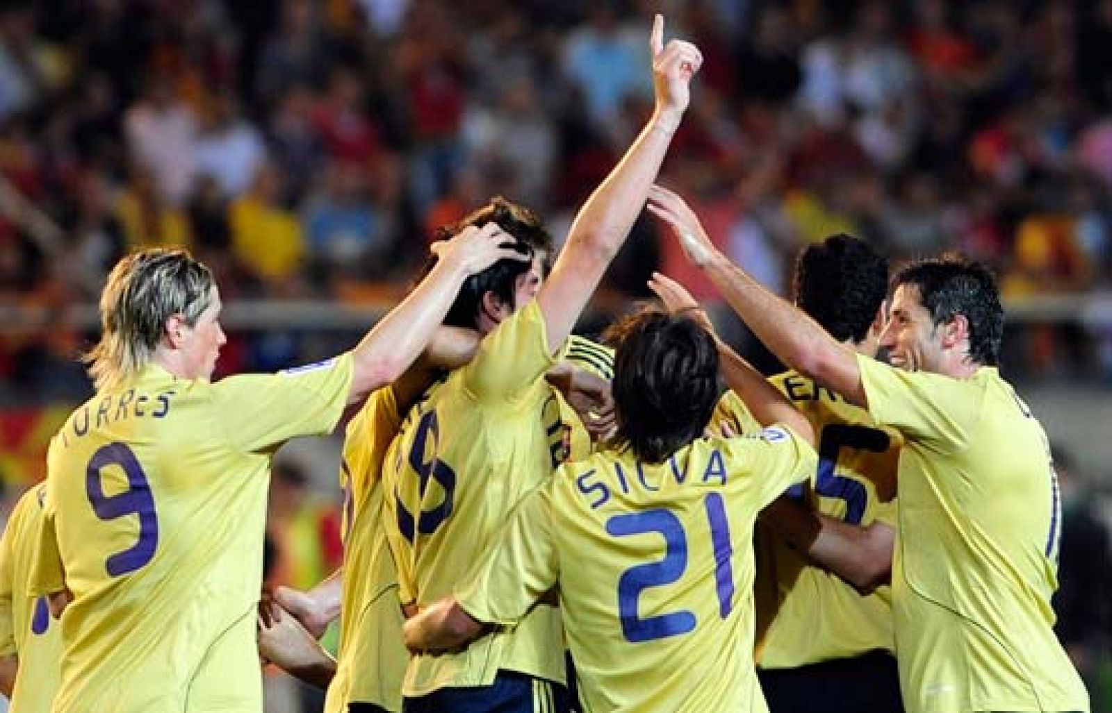 La selección española derrota por 3-2 a Macedonia en un amistoso. El equipo de Del Bosque tuvo que remontar tras ir perdiendo 2-0 en el descanso.