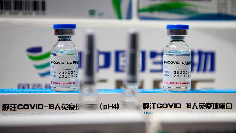 China espera comercializar una de sus tres vacunas en fase de ensayos a finales de año