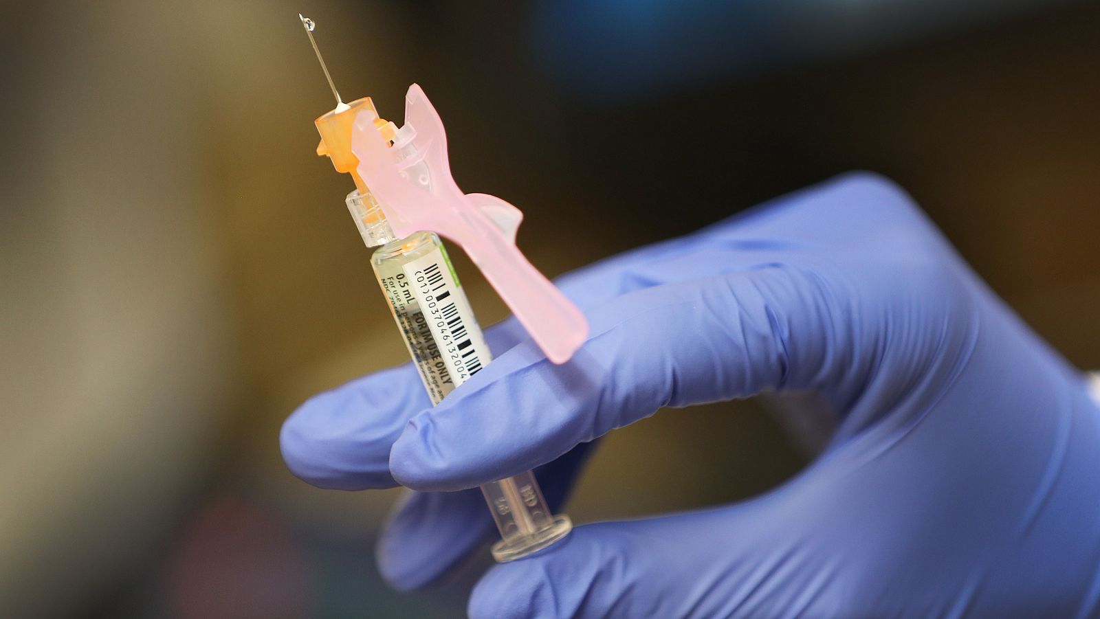 Coronavirus - La vacuna de Oxford interrumpe sus ensayos por la reacción adversa de un voluntario - RTVE.es